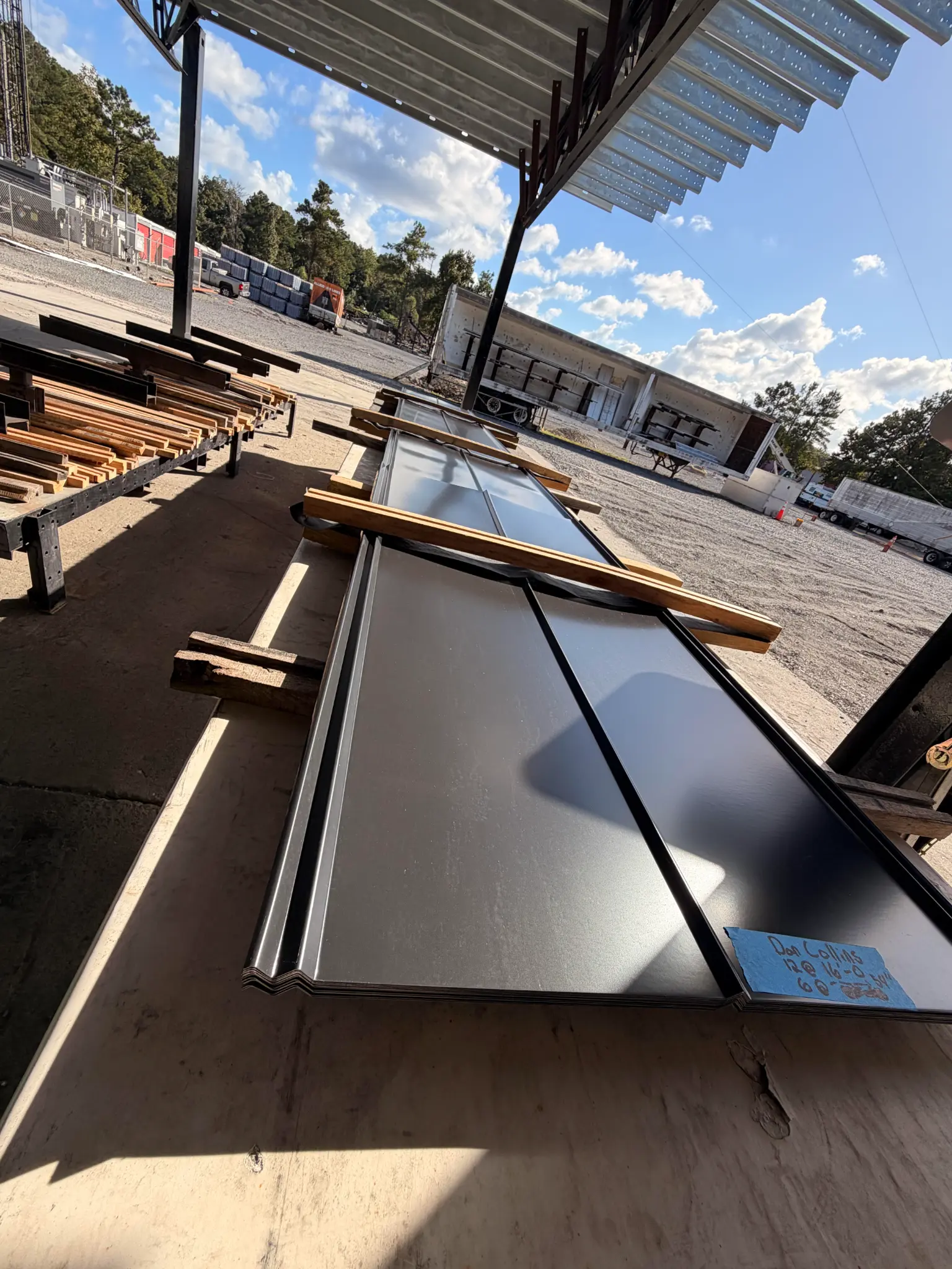 Black 5-V Crimp Detail